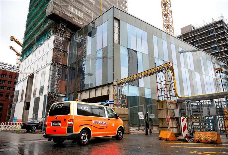 Nach dem verheerenden Unfall auf einer Großbaustelle mit vier Toten gehen am Dienstag die Ermittlungen zur Unglücksursache weiter. 