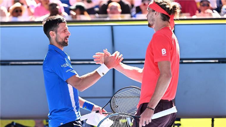 „Bin bereit“: Zverev im Titel-Showdown gegen Sinner Nach dem verlorenen ersten Satz gratulierte Novak Djokovic (l) Alexander Zverev.