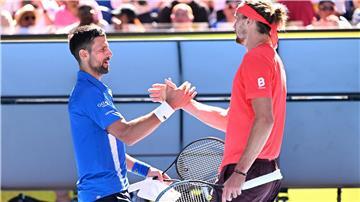Nach dem verlorenen ersten Satz gratulierte Novak Djokovic (l) Alexander Zverev.
