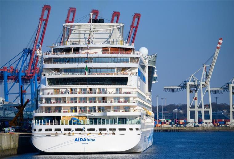 Das Kreuzfahrtschiff "AIDAluna" liegt am Kreuzfahrtterminal Steinwerder.