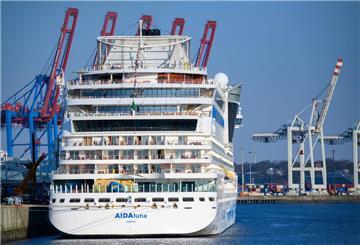 Das Kreuzfahrtschiff "AIDAluna" liegt am Kreuzfahrtterminal Steinwerder.