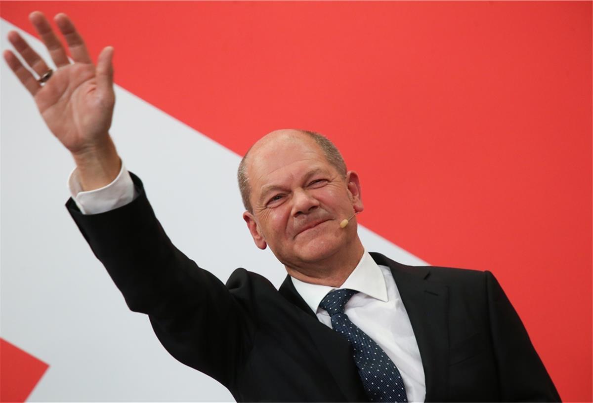 Olaf Scholz, Finanzminister und SPD-Kanzlerkandidat, winkt während der Wahlparty im Willy-Brandt-Haus. 