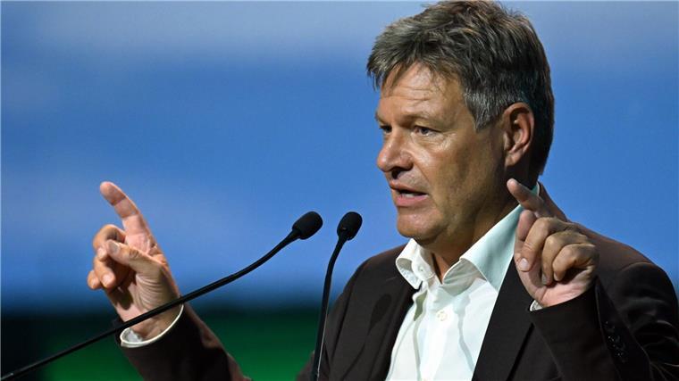 Nach dem vorläufigen Stopp der Intel-Investition bleibt Bundeswirtschaftsminister Robert Habeck (Grüne) zuversichtlich: „Wir haben unsere Hausaufgaben gemacht.“ 