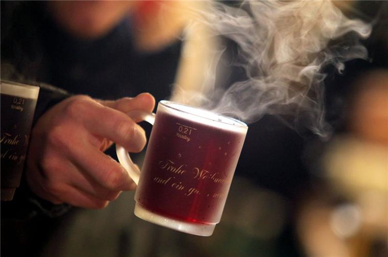 Nach dem Weihnachtsmarkt lieber mal eine Runde laufen gehen: 210 Kalorien hat ein Glas Glühwein - und damit etwas weniger als eine halbe Tafel Schokolade.