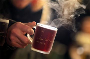 Nach dem Weihnachtsmarkt lieber mal eine Runde laufen gehen: 210 Kalorien hat ein Glas Glühwein - und damit etwas weniger als eine halbe Tafel Schokolade.