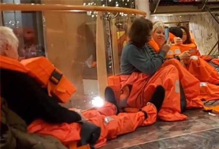Passagiere erleben schwere Stunden auf der „Maud“ - Kurs Bremerhaven Nach dem „Wellentreffer" müssen die Passagiere der „Maud" unter Deck warten und Überlebensanzüge anziehen.