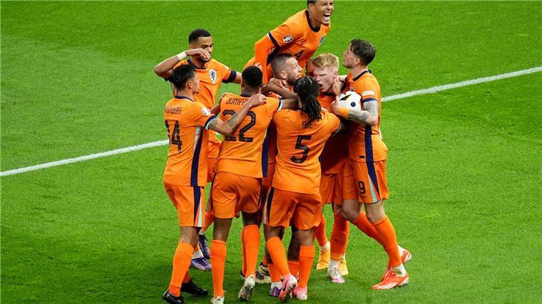 Oranje-„Plage“ Weghorst will Englands Albtraum werden Nach dem wichtigen Tor zum 1:1 jubeln die „Oranje“-Spieler.