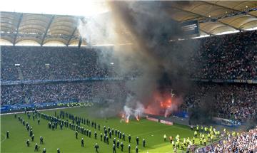 Nach dem Zünden von Rauchbomben und Feuerwerkskörpern  im HSV-Fanblock kurz vor Ende, musste das Spiel unterbrochen werden.