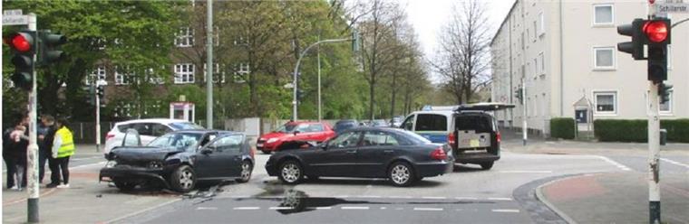 Geestemünde: Zwei Autos nach Unfall abgeschleppt Nach dem Zusammenprall mussten beide Autos abgeschleppt werden.