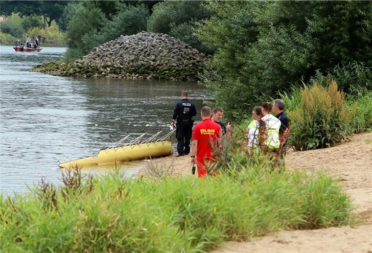 Ermittlungen nach Schiffsunfall auf der Weser dauern an Nach dem Zusammenstoß eines Binnenschiffs mit einem Ruderboot am Samstag auf der Weser in Bremen wird immer noch ein Ruderer vermisst.