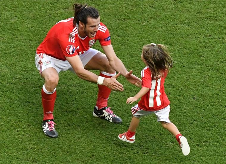 UEFA will keine Kinder auf dem Platz - Was haltet ihr davon? Nach den Achtelfinale gegen Nordirland (1:0) war in Paris die Tochter des walisischen Superstars Gareth Bale auf den Platz gekommen. Die UEFA findet das nicht gut.
