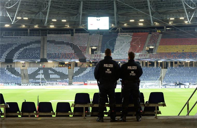 Terrorgefahr: Erhöhte Sicherheit vor den Länderspielen Nach den Anschlägen in Paris ist das Länderspiel Deutschland - Niederlande in Hannover abgesagt worden. Auch bei den kommenden Länderspielen sind höhere Sicherheitsmaßnahmen geplant.