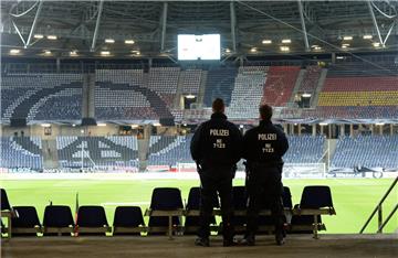 Nach den Anschlägen in Paris ist das Länderspiel Deutschland - Niederlande in Hannover abgesagt worden.  Auch bei den kommenden Länderspielen sind höhere Sicherheitsmaßnahmen geplant. 