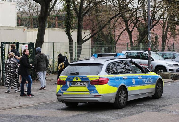 Nach den Auseinandersetzungen von Abiturienten während der Abi-Mottowoche fährt die Polizei vor dem Humboldt-Gymnasium in Köln Streife. Ein Abistreich war eskaliert.