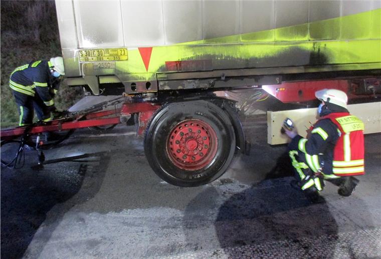 Nach den Löscharbeiten bei Elsdorf kontrollierten Feuerwehrleute das Fahrzeug mit der Wärmebildkamera.