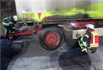 Nach den Löscharbeiten bei Elsdorf kontrollierten Feuerwehrleute das Fahrzeug mit der Wärmebildkamera.
