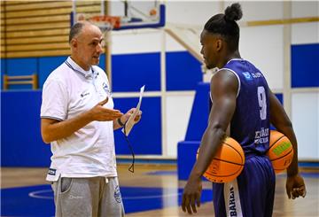 Nach den positiven Coronabefunden im und um das Team müssen die Eisbären um Trainer Michael Mai und Korbwerfer René Kindzeka die nächste Hiobsbotschaft schlucken.