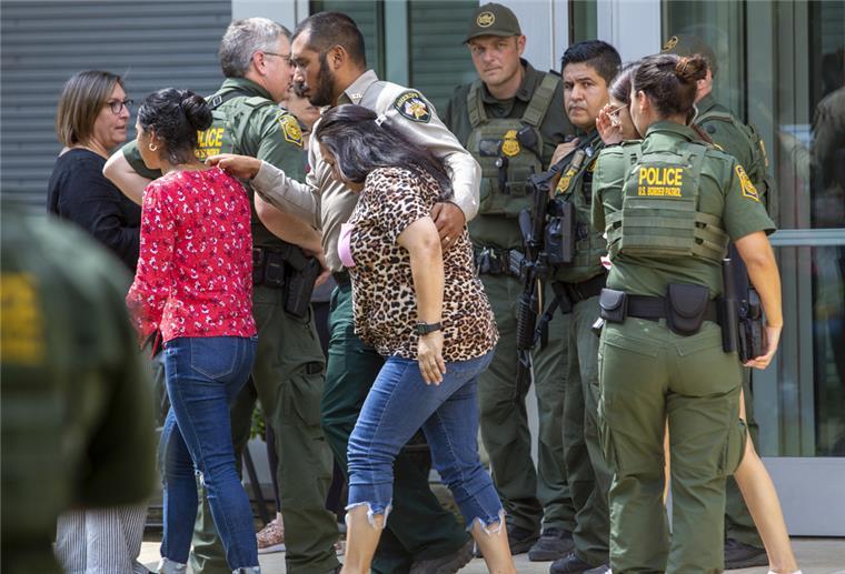 Blutbad an US-Grundschule: 18-Jähriger tötet mindestens 19 Kinder Menschen verlassen das Uvalde Civic Center, nachdem an der Grundschule Robb Elementary School Schüsse abgegeben wurden.