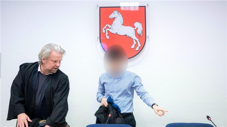 Elsflether Werft - Angeklagter erhält Bewährungsstrafe Nach den Skandalen rund um die Elsflether Werft ist ein 36 Jahre alter Angeklagter (r.) vor dem Landgericht Oldenburg zu einer Bewährungsstrafe verurteilt worden. (Archivbild)