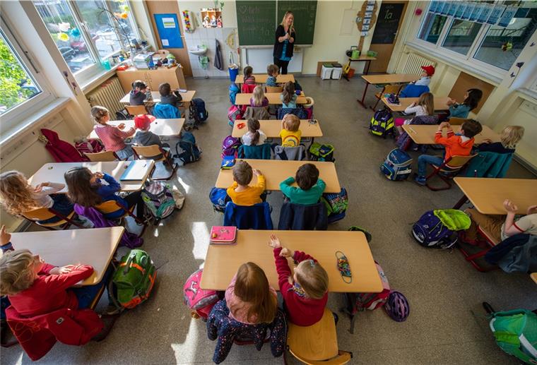 Schulen sollen nach Sommerferien wieder komplett öffnen können Nach den Sommerferien können die Schulen in Deutschland regulär wieder öffnen - wenn die Lage es zulässt.
