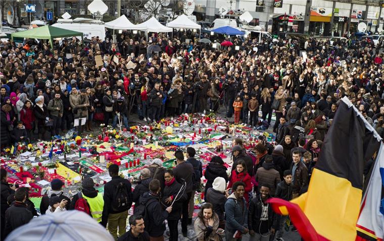 So reagiert das Netz auf die Anschläge in Brüssel Nach den Terrorangriffen dominierte der Hashtag #brüssel die Diskussionen in den Sozialen Netzwerken.