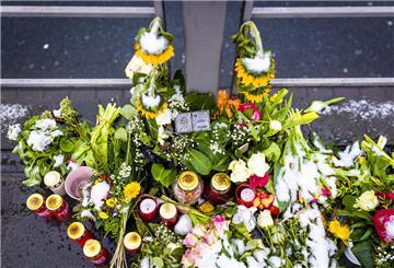 Blumen und Kerzen liegen an einem Bahnsteig der Stadtbahnhaltestelle «Fiedelerstraße» im Stadtteil Döhren.