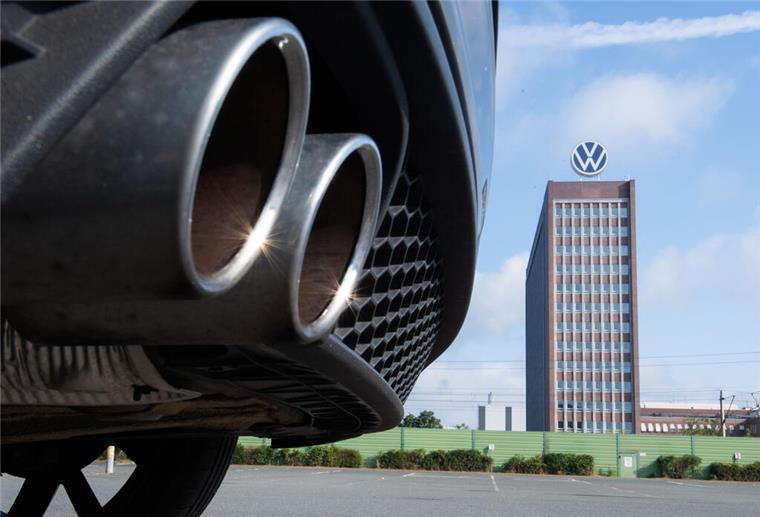 Gericht: Greenpeace-Klage gegen VW hat wenig Erfolgs-Chancen Auspuffrohre eines Volkswagens fotografiert mit dem Markenhochhaus am VW Werk Wolfsburg.