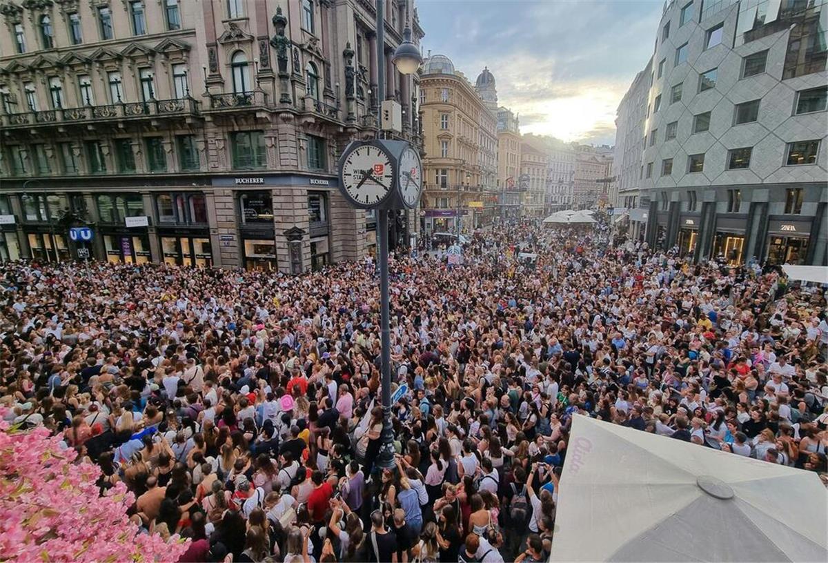 Nach der Absage der Konzerte versammelten sich Swift-Fans In der Wiener Innenstaft. (Archivbild)