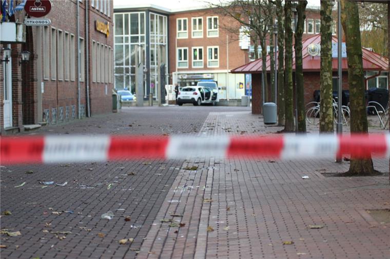 Prozess in Cuxhaven: Amokfahrer kann sich kaum erinnern Nach der Amokfahrt ist der Tatort vor der Diskothek „Flair“ abgesichert.