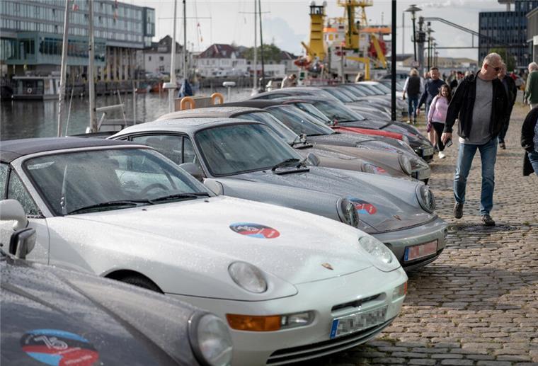 Mit Bildern: Porsche feiert ohne Klimakleber im Fischereihafen Geburtstag Geparkte Autos.