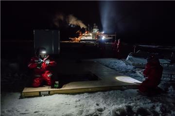 Nach der Bergung des Tauchroboters ROV ist ein neuer Platz für die Messstation auf der Eisscholle gefunden worden.