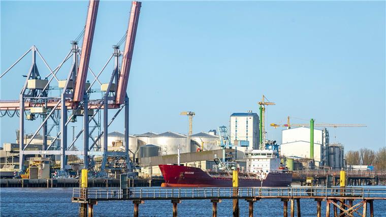 Nach der Bergung eines verunglückten Baggerschiffs im Braker Hafen  wird es nun technisch begutachtet. (Archivfoto)