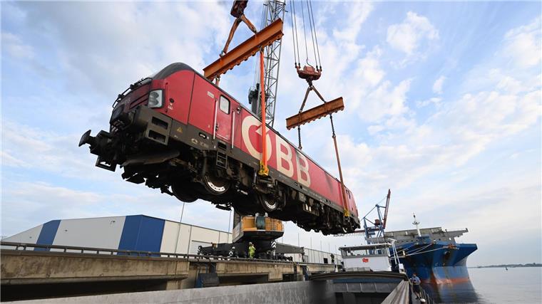 Reparatur der beschädigten Huntebrücke läuft Nach der Beschädigung der Huntebrücke bei Elsfleth müssen gestrandete Loks im Hafen von Brake per Schiff abtransportiert werden.