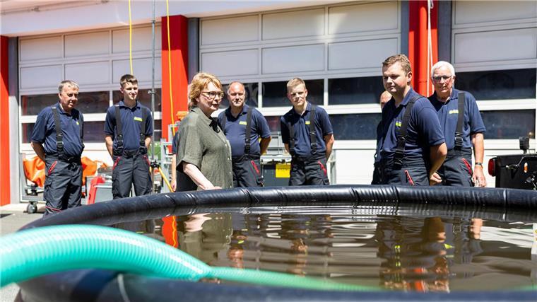 Nach der Bilanz bleibt das Gespräch: Behrens trifft die Feuerwehr in Hannover.