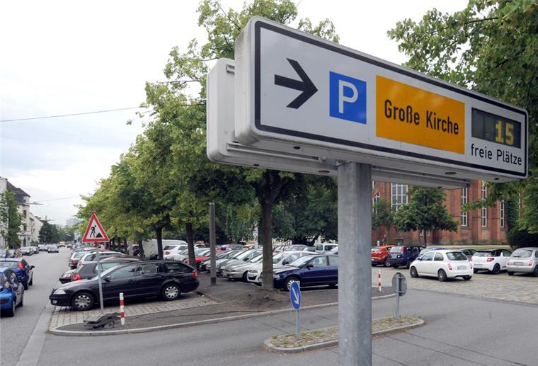 Autos stehen auf dem Parkplatz vor der Großen Kirche in Bremerhaven.