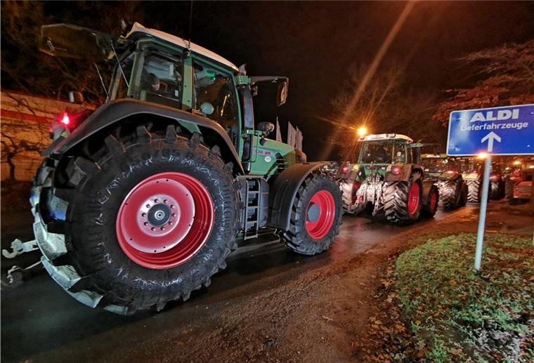 Beverstedt: Landwirte protestieren vor Aldi-Lager Nach der ergebnislosen Videokonferenz des Agrarministeriums zur Situation in der Landwirtschaft haben in der Nacht erneut hunderte Landwirte Zentrallager von Discountern blockiert wie hier in Hesel.