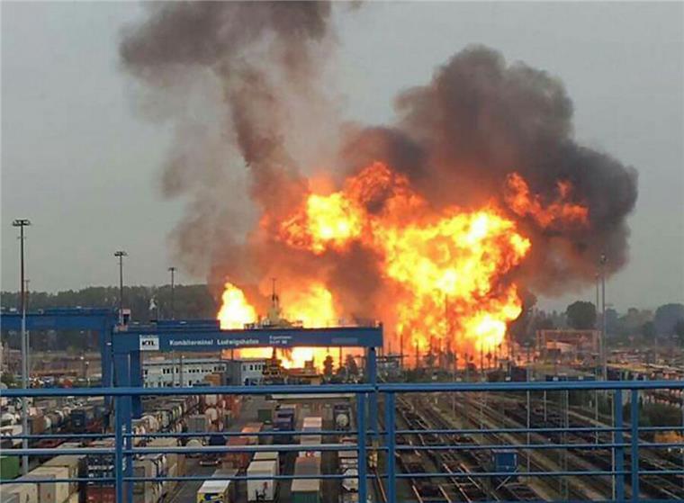 Zusammengefasst: Das war der Montag im nord24-Land Nach der Explosion auf dem Gelände des Chemiekonzerns BASF in Ludwigshafen brennt es dort.