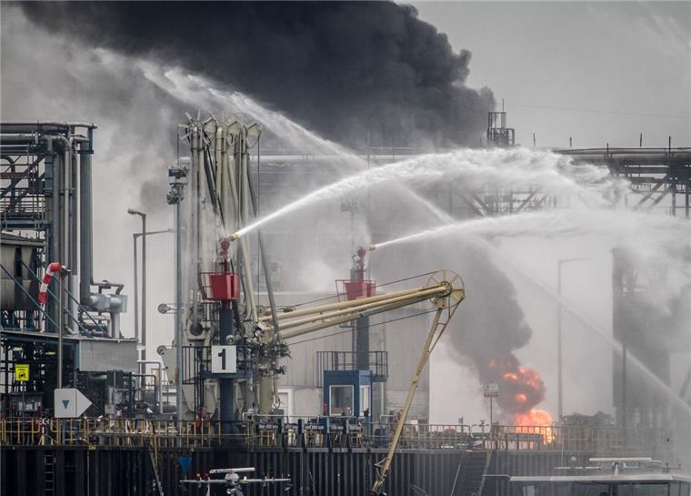 BASF: Zahl der Todesopfer nach Explosion auf vier gestiegen Nach der Explosion bei der BASF in Ludwigshafen ist die Zahl der Todesopfer auf vier gestiegen.