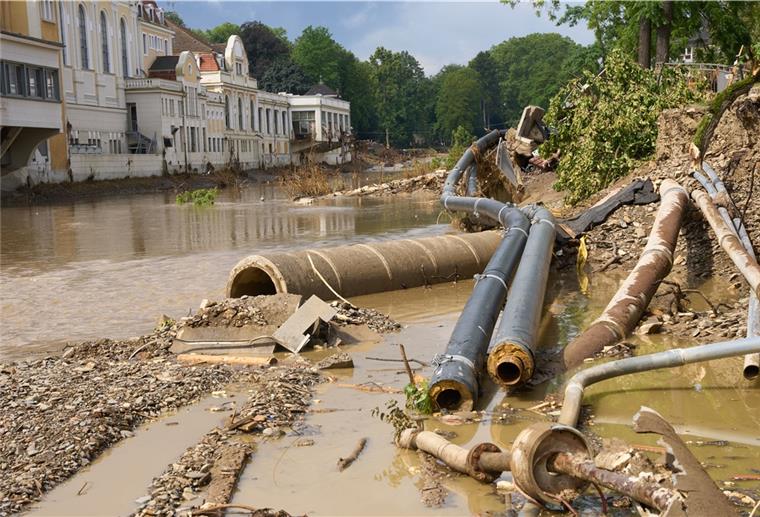 Nach Flutkatastrophe: Belastetes Wasser ein Problem Weggeschwemmte Versorgungsleitungen liegen am Ufer der Ahr gegenüber dem Kurhaus. Die Flut hat im Ahrtal große Teile der Infrastruktur zerstört.