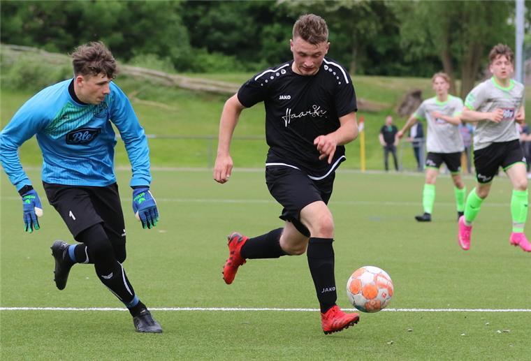 Nordenhamer A-Junioren wischen dem JFV Edewecht eins aus Nach der frühen Führung durch Justin Böhme (rechts) bestimmte der 1. FC Nordenham/TSV Abbehausen das Bezirksligaspiel klar und gewann es mit 6:1.
