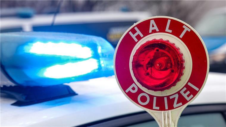Falsche Polizeibeamte von echter Polizei gefasst Nach der geplatzten Geldübergabe werden Betrüger von der Polizei gefasst. (Symbolbild)