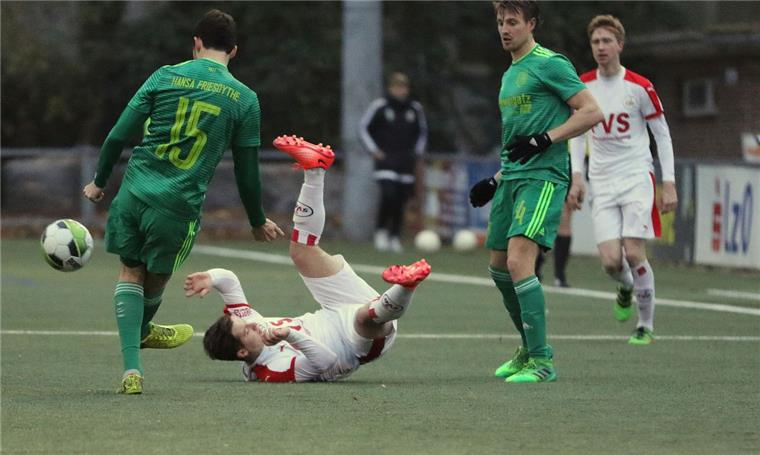 Die Pleitenserie der Braker Landesliga-Fußballer geht weiter Nach der Heimniederlage am Sonntag gegen den SV Hansa Friesoythe liegt der SV Brake am Boden, so wie Jan Speer in dieser Szene. Der Kampf gegen den Abstieg wird immer schwieriger.