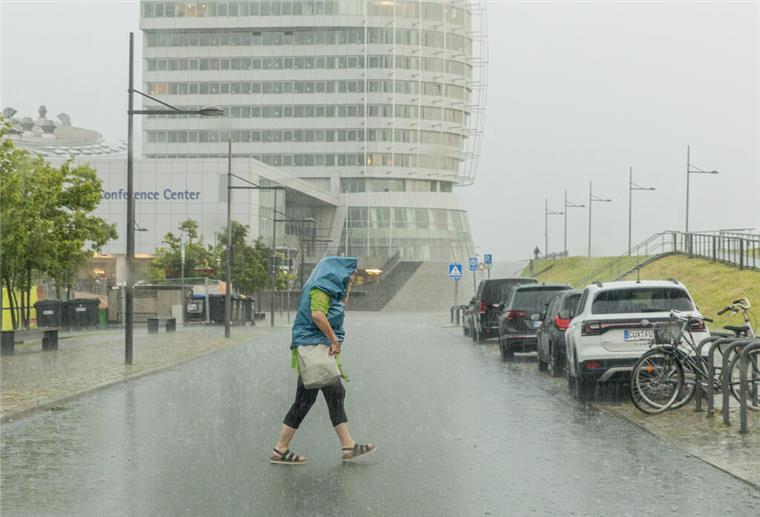 Da kam ganz schön was runter: Die stärksten Bilder vom Unwetter in Bremerhaven Nach der Hitze kommt die Abkühlung. Heftiges Gewitter und Regenfälle in Bremerhaven.