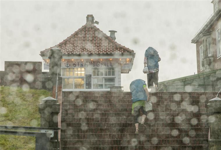 Da kam ganz schön was runter: Die stärksten Bilder vom Unwetter in Bremerhaven Nach der Hitze kommt die Abkühlung. Heftiges Gewitter und Regenfälle in Bremerhaven.