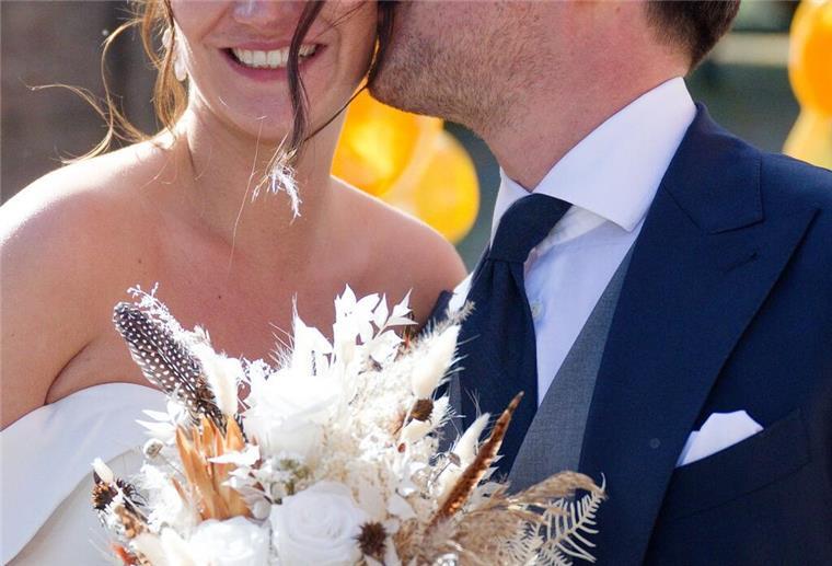 Influencer und Politiker-Sohn Joe Laschet hat geheiratet Nach der Hochzeit küsst Joe Laschet vor der Kirche seine Frau Andrea