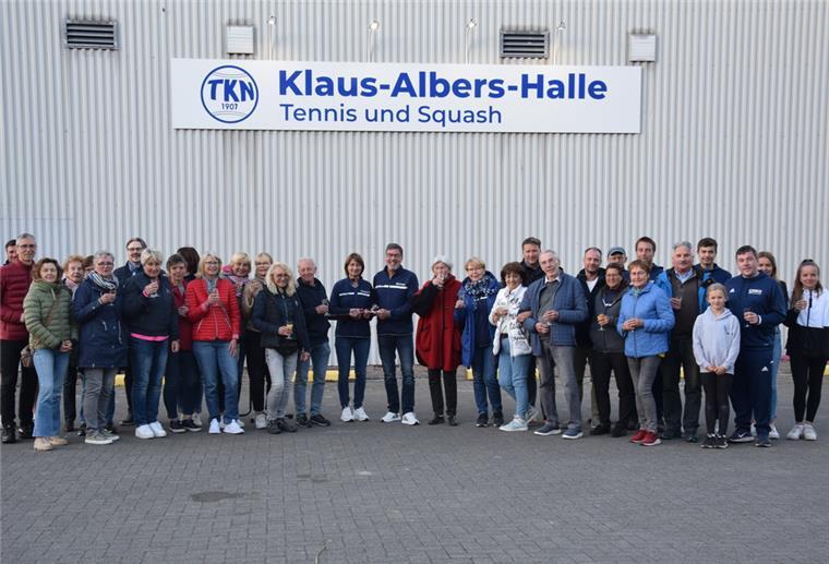 Neuer Hallenname erinnert an verstorbenen Nordenhamer Gönner Nach der Jahreshauptversammlung feierten der Vorstand des TK Nordenham und seine Mitglieder die Umbenennung der Halle.