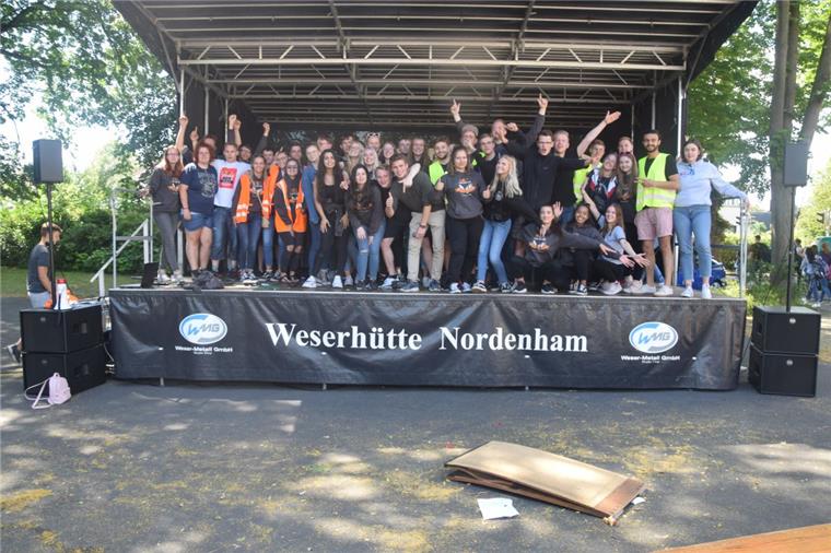 Abistreich am Nordenhamer Gymnasium: Schulleiter "festgenommen" Nach der knapp zweistündigen Show auf dem Schulhof feierten sich die Gymnasiasten selber. Sie hatten mächtig Spaß.