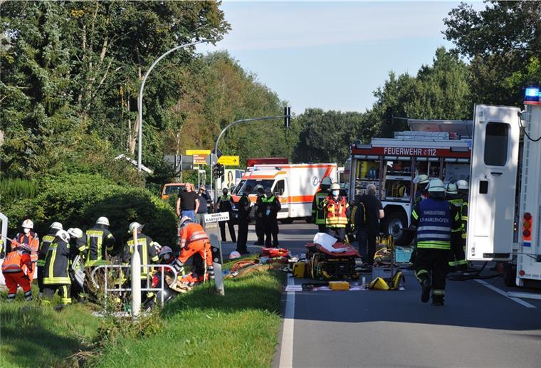 Vier Schwerverletzte bei Unfall bei Gnarrenburg Nach der Kollision mit dem Milchlastwagen stürzte der Wagen mit der 36-jährigen Autofahrerin und drei Kindern in einen Graben. Die Mutter und ein Kind mussten von Feuerwehrkräften aus dem Wrack herausgeschnitten werden.