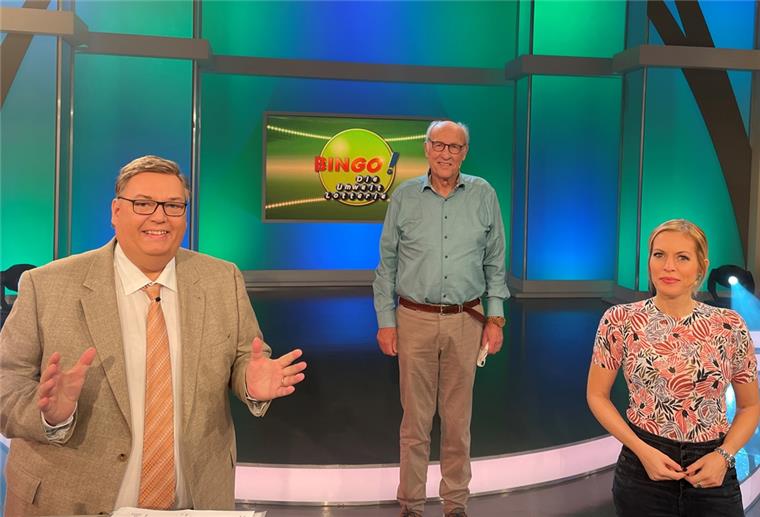 Geestländer Steffen T. sahnt bei „Bingo!“ 187.000 Euro ab Nach der Live-Sendung gab es für Steffen T. (Mitte) noch ein Erinnerungs-Foto mit den Moderatoren Michael „Bingobär“ Thürnau und Jule Gölsdorf.