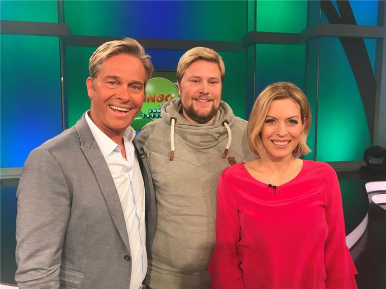 Dieser Bremerhavener überzeugt beim Bingo im TV Nach der Live-Sendung gab es für Torben Schramm aus Bremerhaven noch ein Erinnerungsfoto mit Bingo-Gastmoderator Hinnerk Baumgarten und Moderatorin Jule Gölsdorf.